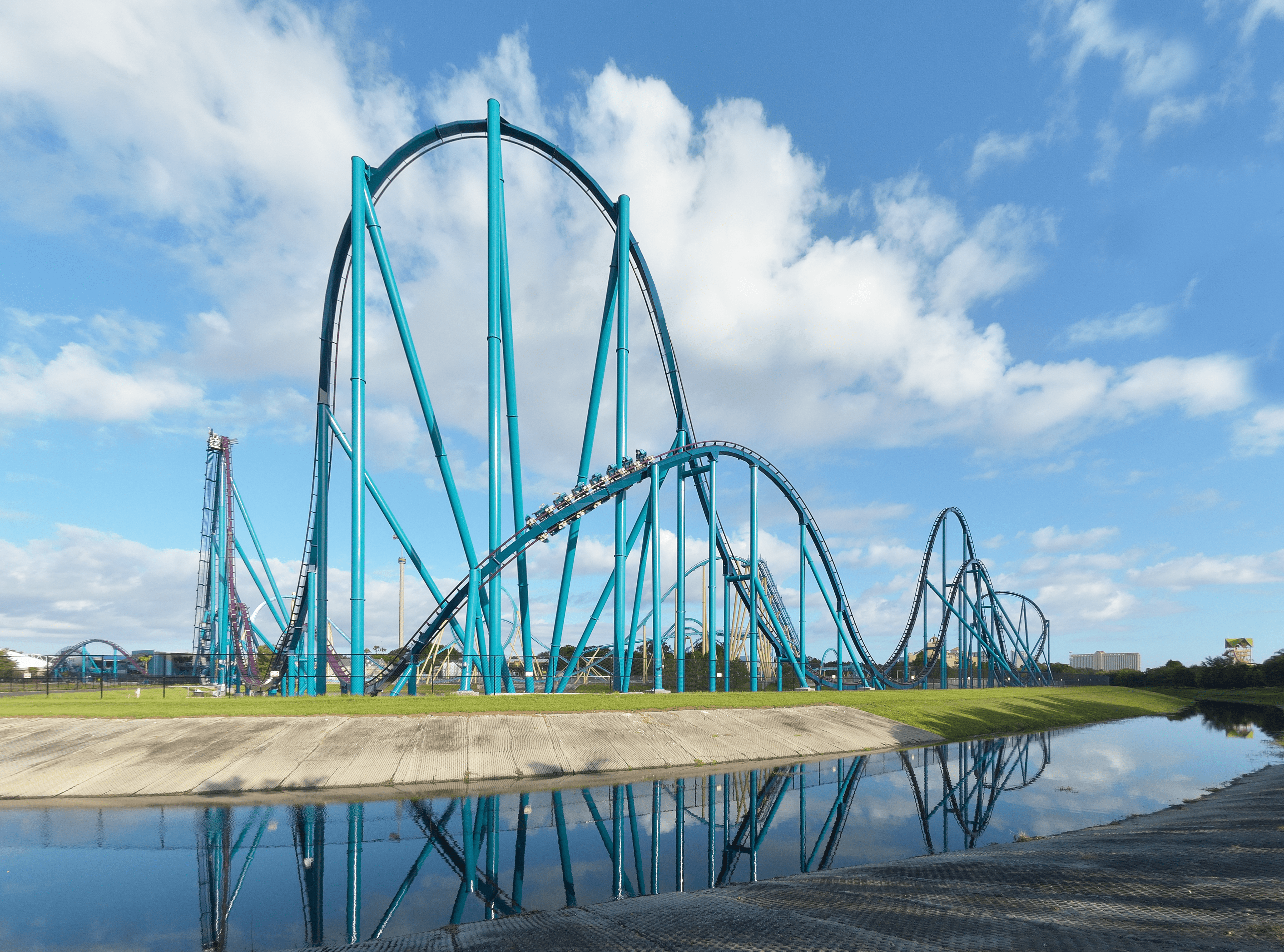 Mako rollercoaster shows dramatic scale and features